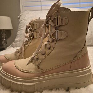 SOREL-Leather Ankle Boot in Honey White (Upper) & Pink Shiny Toe/Trim.  size:10